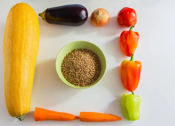 Gezonde voeding concept - gekleurde levensmiddelen op een tafel. — Stockfoto
