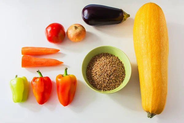 Concepto de comida saludable - alimentos coloreados sobre una mesa . — Foto de Stock