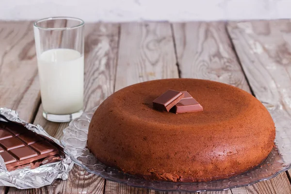 Шоколадно-творожный торт и молоко на деревянном фоне . — стоковое фото