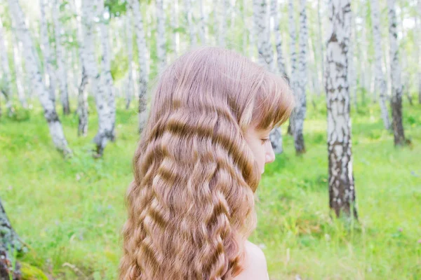 Kleines Mädchen im Wald. — Stockfoto