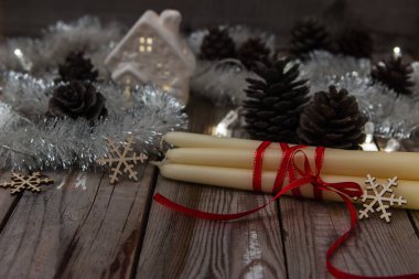 Ahşap arka planda güzel bir Noel kompozisyonu