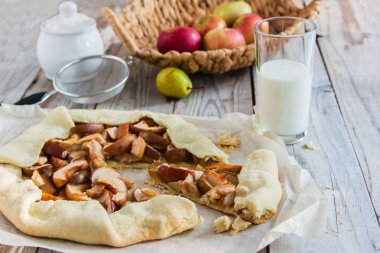 Karışık Apple ve Berry Galette'ye.