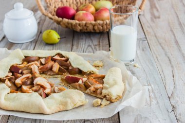 Karışık Apple ve Berry Galette'ye.
