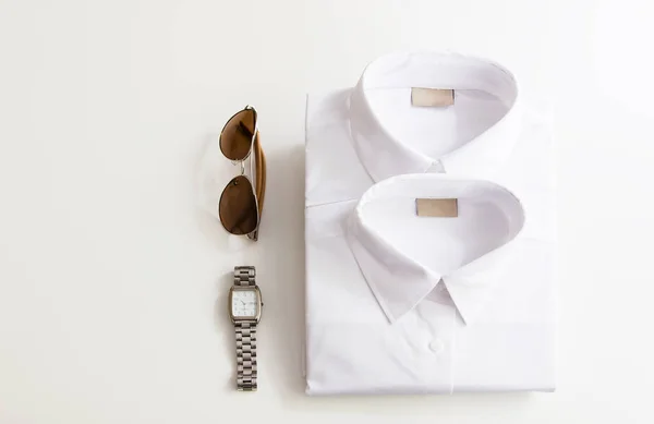 白い背景の上のアクセサリーとカジュアルな服装. — ストック写真