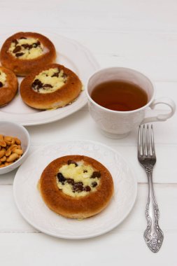 Süzme peynir tatlı tuzlu fıstık ile.