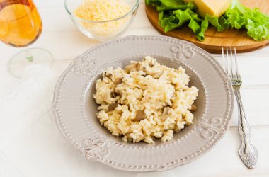 Beyaz bir arka plan üzerinde risotto.