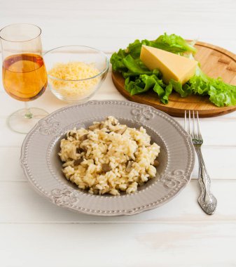 Beyaz bir arka plan üzerinde risotto.