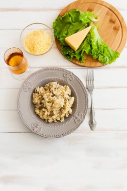 Beyaz bir arka plan üzerinde risotto.