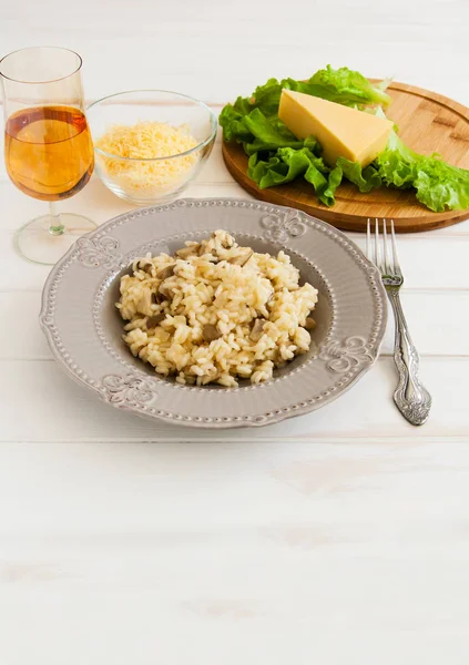 Beyaz bir arka plan üzerinde risotto.