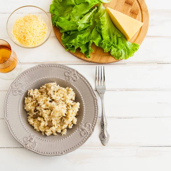 Beyaz bir arka plan üzerinde risotto.