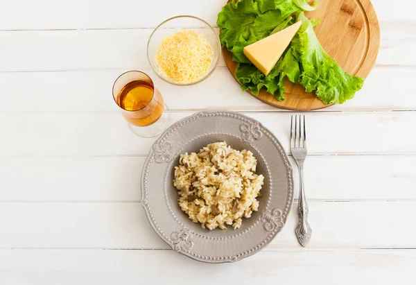 Beyaz bir arka plan üzerinde risotto.