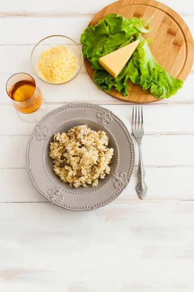 Beyaz bir arka plan üzerinde risotto.