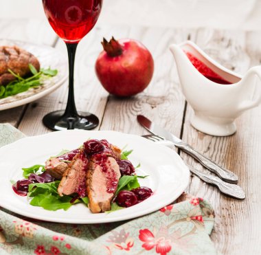 Ahşap arka plan üzerinde soslu ördek göğsü.