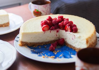 Büyük plaka üzerinde Cheesecake.