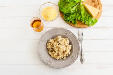 Beyaz bir arka plan üzerinde risotto.