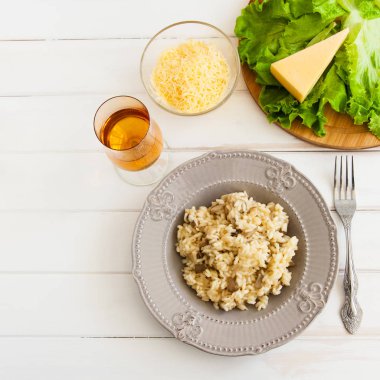 Beyaz bir arka plan üzerinde risotto.