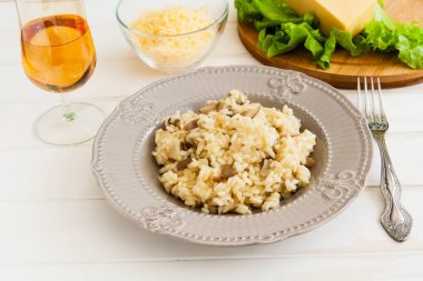 Beyaz bir arka plan üzerinde risotto.