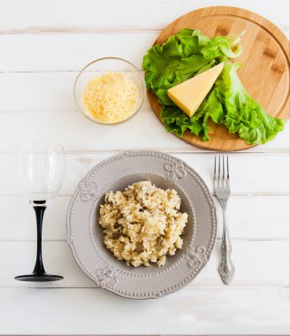 Beyaz bir arka plan üzerinde risotto.