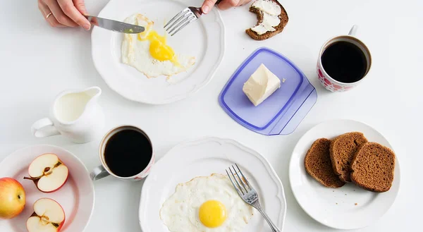 Micul dejun sănătos: ouă prăjite și pâine de secară . — Fotografie, imagine de stoc
