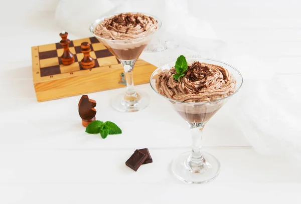 Chokladmousse i Martiniglas. — Stockfoto