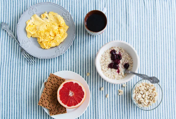 Здоровый завтрак: омлет и ржаной хлеб . — стоковое фото