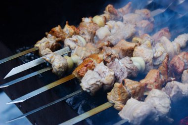 Mangal Şiş üzerinde