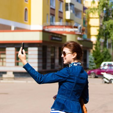 Mutlu kadını kabul selfie fotoğraf şehirde.