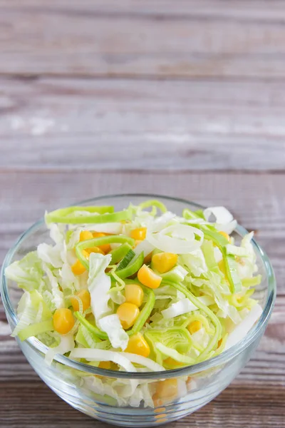 Gesunder Gemüsesalat mit Mais. — Stockfoto