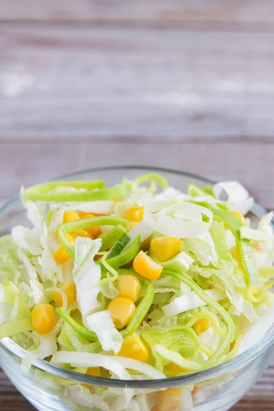 Gesunder Gemüsesalat mit Mais. — Stockfoto