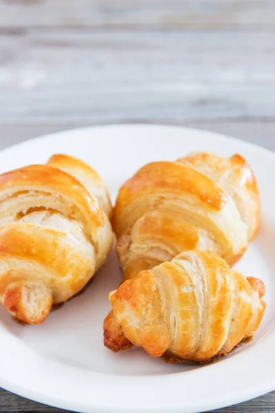 Croissant francês caseiro . — Fotografia de Stock