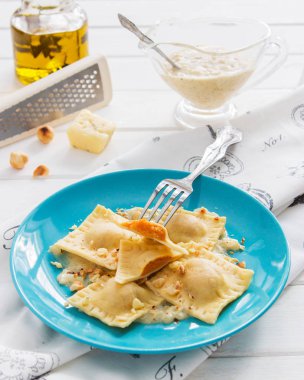 Mantı mavi plaka pamuk masa örtüsü fındık peynir