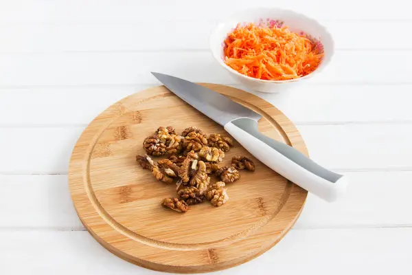 Целая грецкий орех тертый морковь — стоковое фото