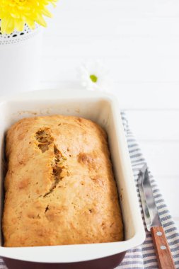 Limonlu kek çizgili masa örtüsü.