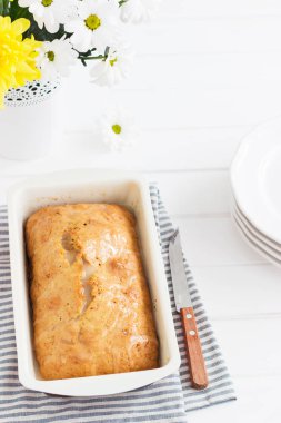 Limonlu kek çizgili masa örtüsü.