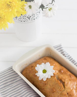 Limonlu kek çizgili masa örtüsü.