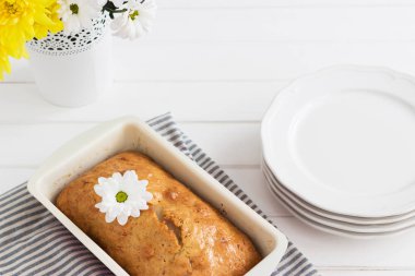 Limonlu kek çizgili masa örtüsü.