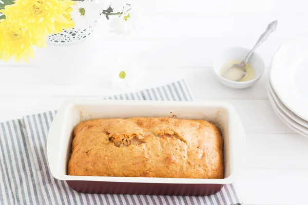 Zitronenkuchen gestreifte Serviette. — Stockfoto