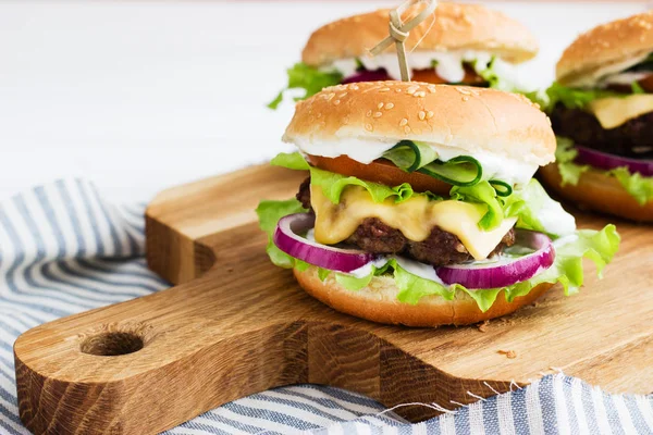 Läckra hamburgare nötkött takeaway. — Stockfoto