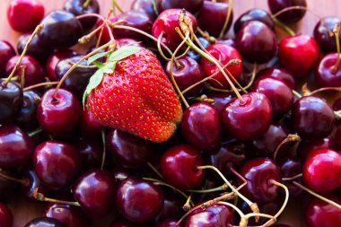 Kırmızı iştah açıcı çilek ve vişne.
