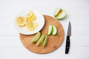 limon dilimi olgun elma yuvarlak kurulu.