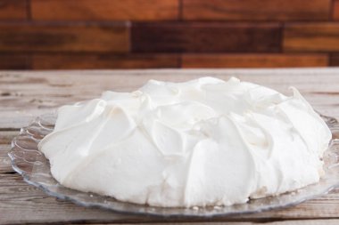 Kar-beyaz pavlova kek.