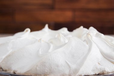 Kar-beyaz pavlova kek.