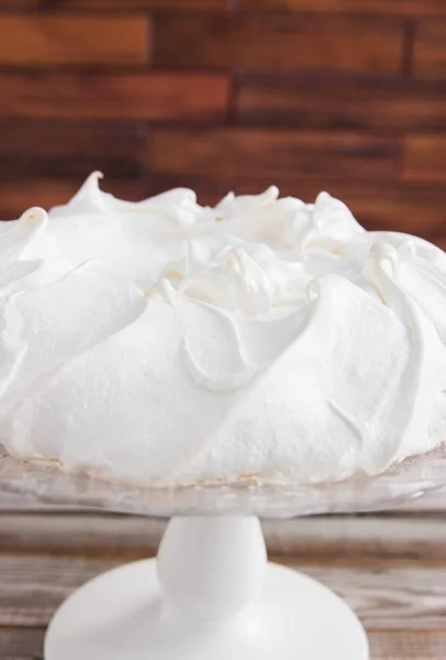 Blanco nieve hermosa tarta pavlova . — Foto de Stock