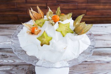 Kar-beyaz trendy pavlova kek.