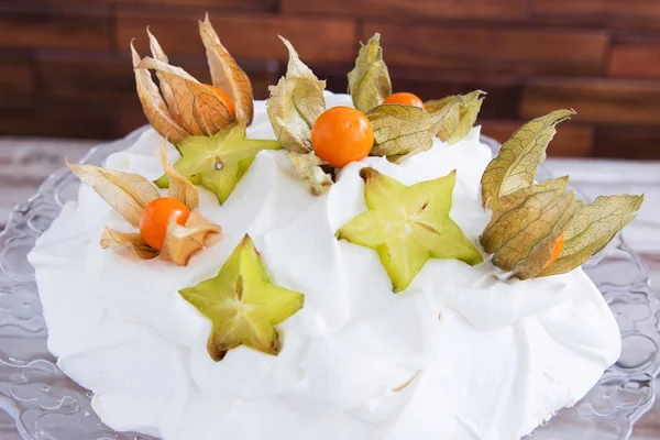 Torta pavlova di tendenza bianca come la neve . — Foto Stock