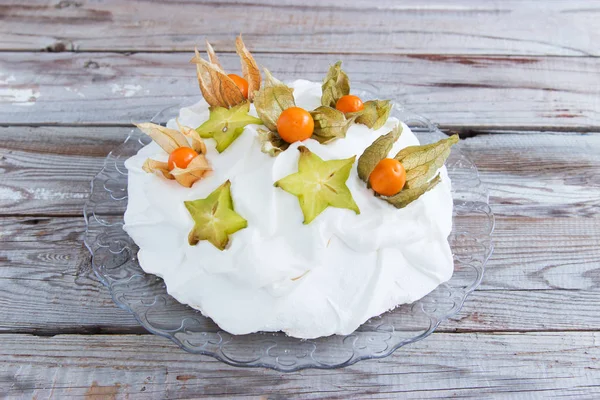 Snövita trendiga pavlova tårta. — Stockfoto