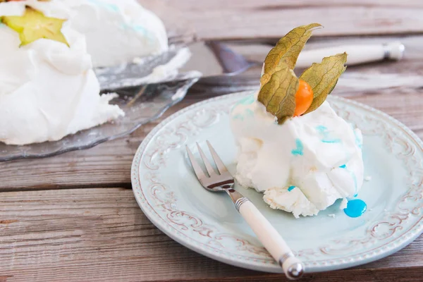 Blanco como la nieve anazing pavlova cake . — Foto de Stock