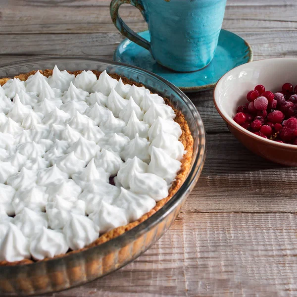 Cerámica azul tarta merengue de bayas . — Foto de Stock