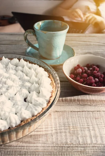 Vintage tónusú berry habcsók torta. — Stock Fotó