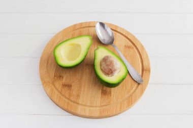 Doğranmış yeşil avokado.